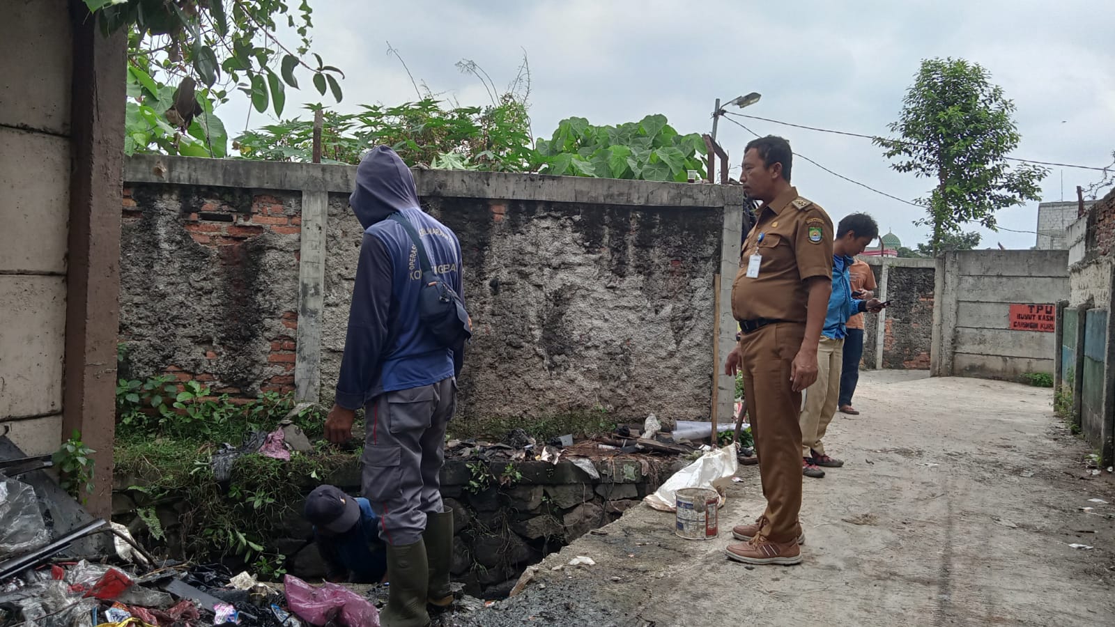 Monitoring Pengerukan Sampah Drainase di Belakang Kantor Kelurahan Jatake