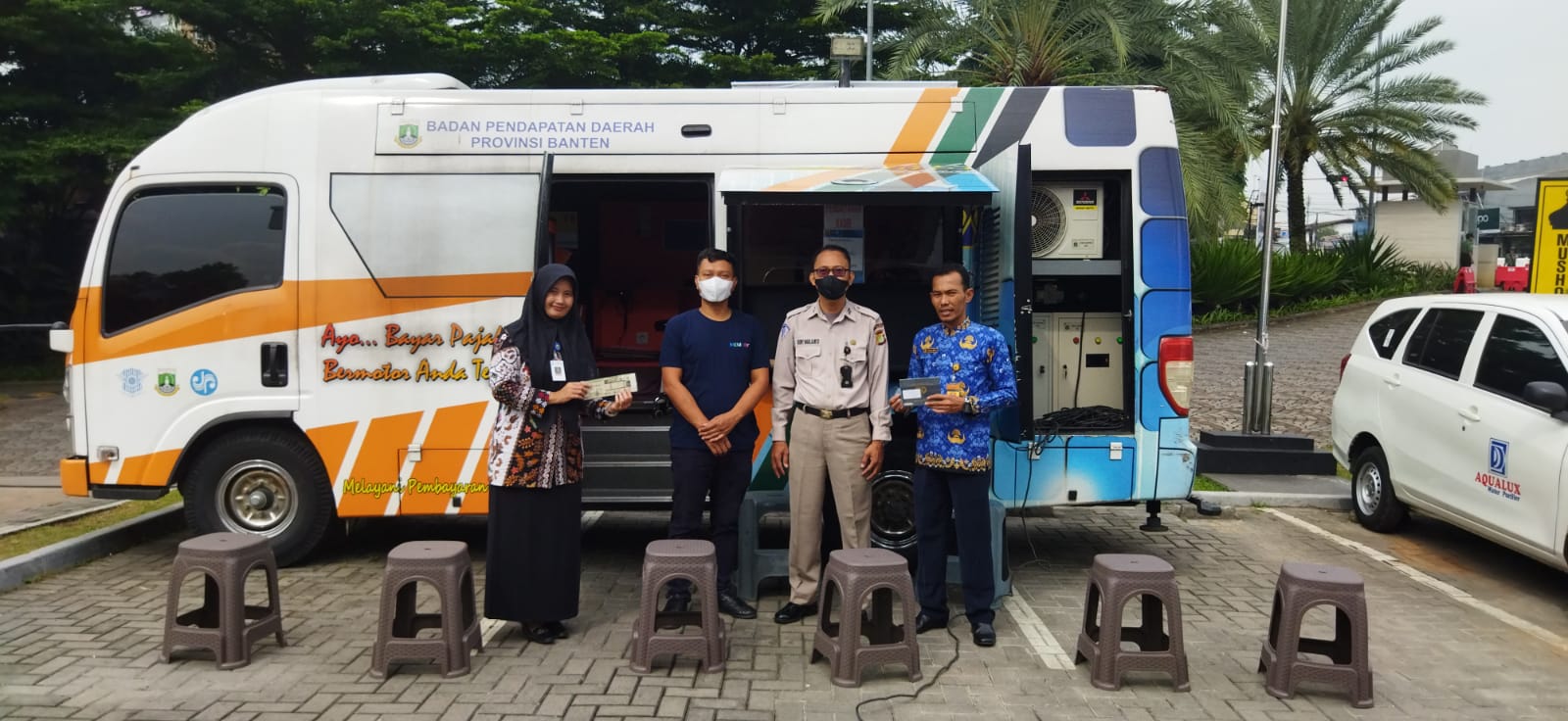 Pelaksanaan Pelayanan Perdana SAMSAT Keliling di McDonald Magnolia Residence RW. 009