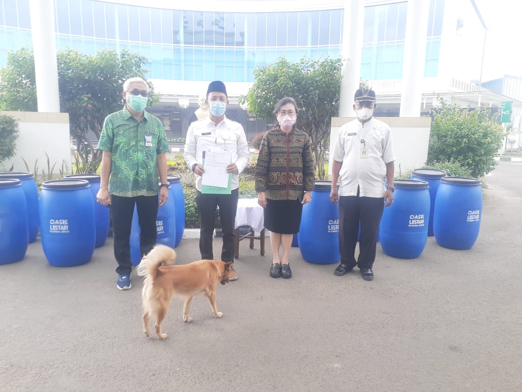 Menerima Bantuan Tong Sampah dari PT. Danita Oasis Lestari