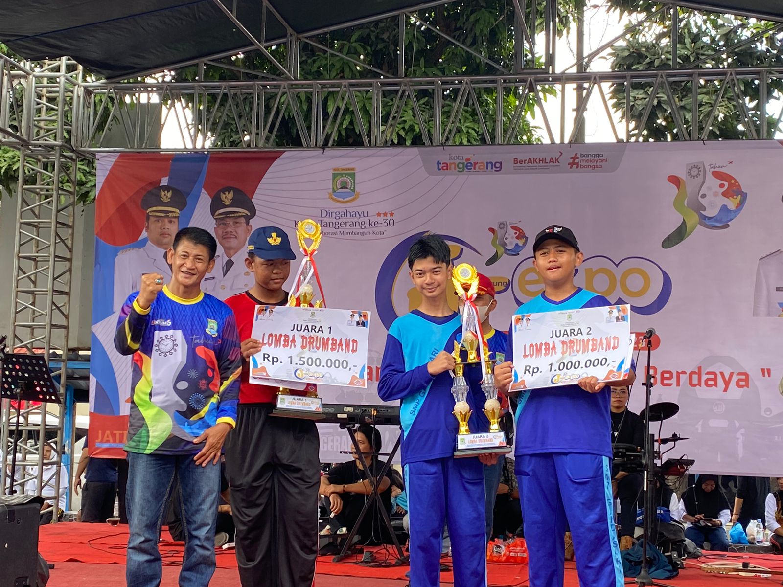 Pemberian Hadiah Pemenang Lomba dan Doorprize Bagi Warga yang Hadir pada Acara Jatiuwung Expo