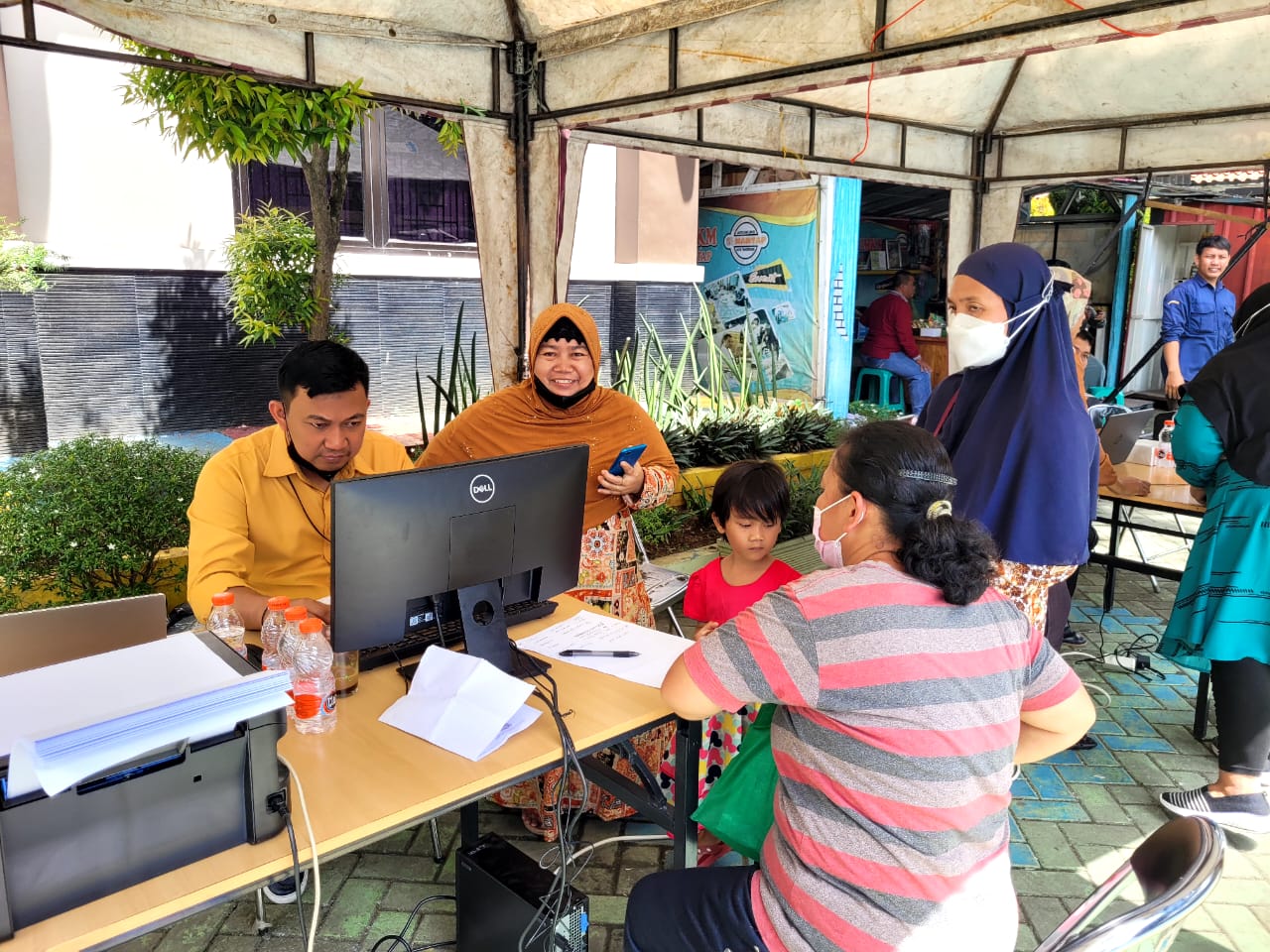 Pelayanan NIB (Nomor Induk Berusaha) di halaman Kantor Kecamatan Jatiuwung