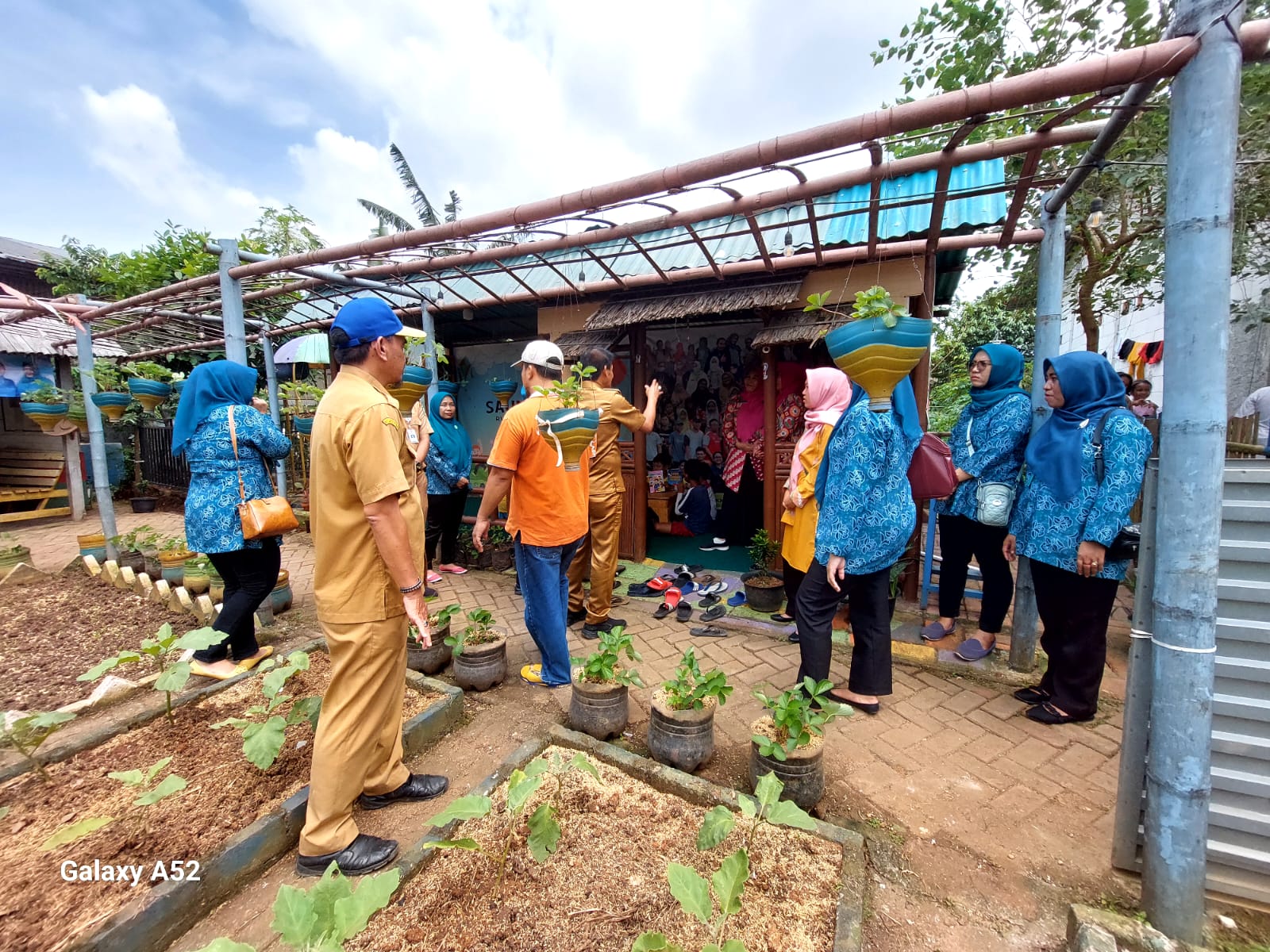 Kegiatan penilaian lomba Pola Asuh Anak dan Remaja di KWT Gotong Royong RW 03 Kelurahan Manis Jaya oleh tim TP.PKK Kota Tangerang