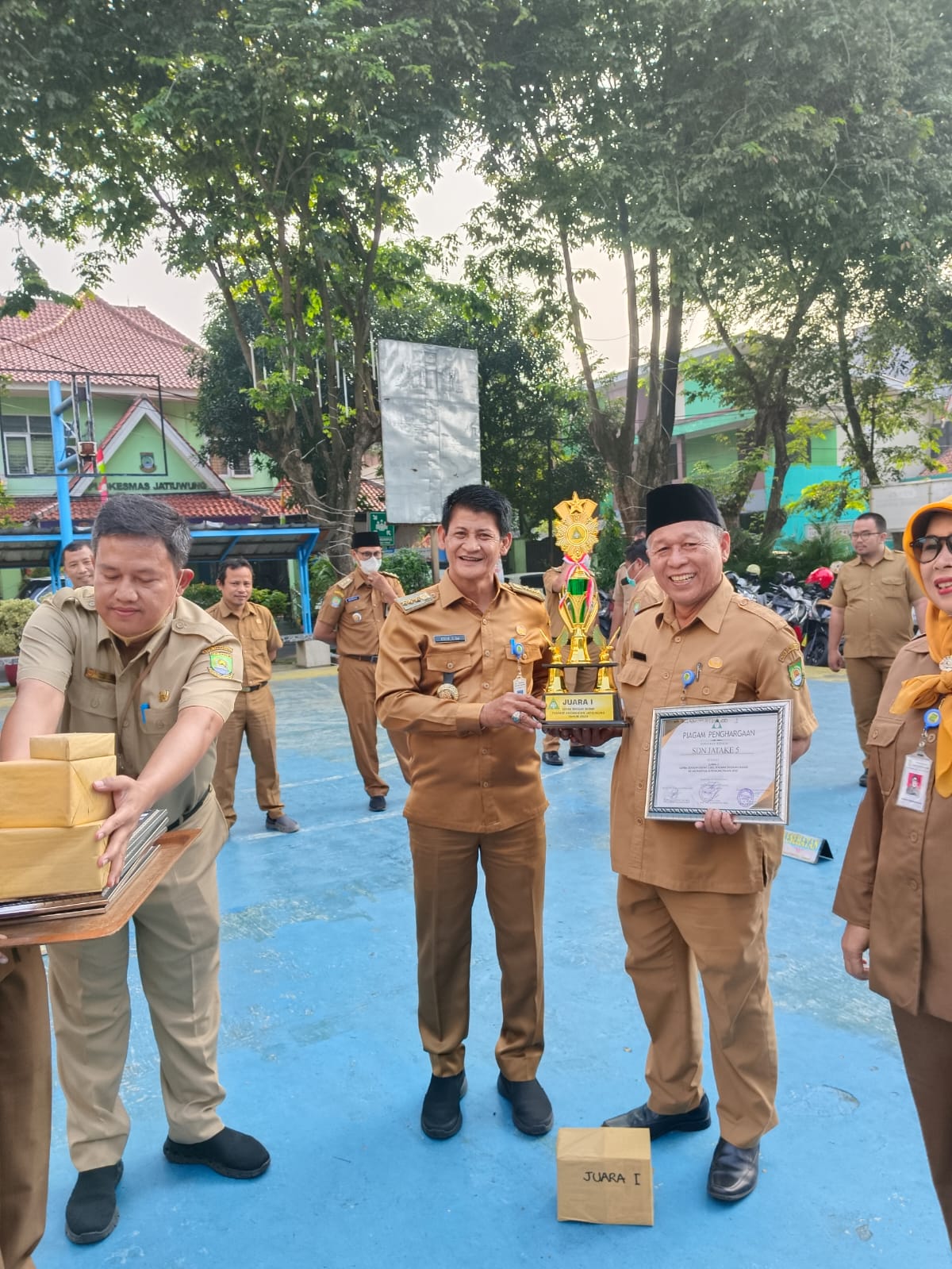 Camat jatiuwung menyerahkan secara simbolis pemberian penghargaan pemenang sekolah sehat tingkat sd dan smp dan pelantikan kader kesehatan remaja (KKR) se-kecamatan jatiuwung