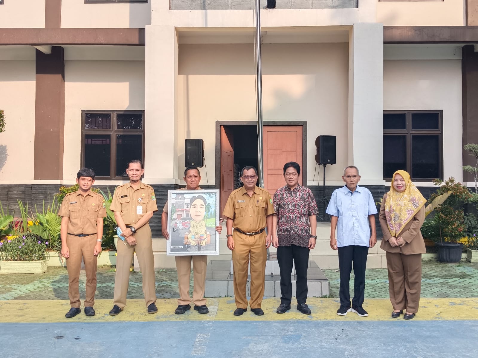 Penyerahan cinderamata kepada pegawai yang memasuki masa purna bakti dan mutasi