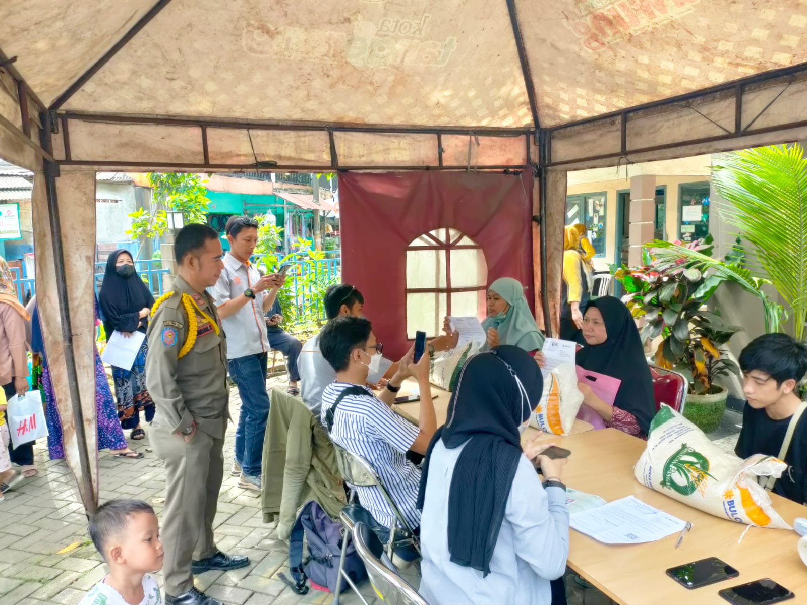 Penyaluran Bantuan Pemerintah Provinsi Banten Berupa Beras