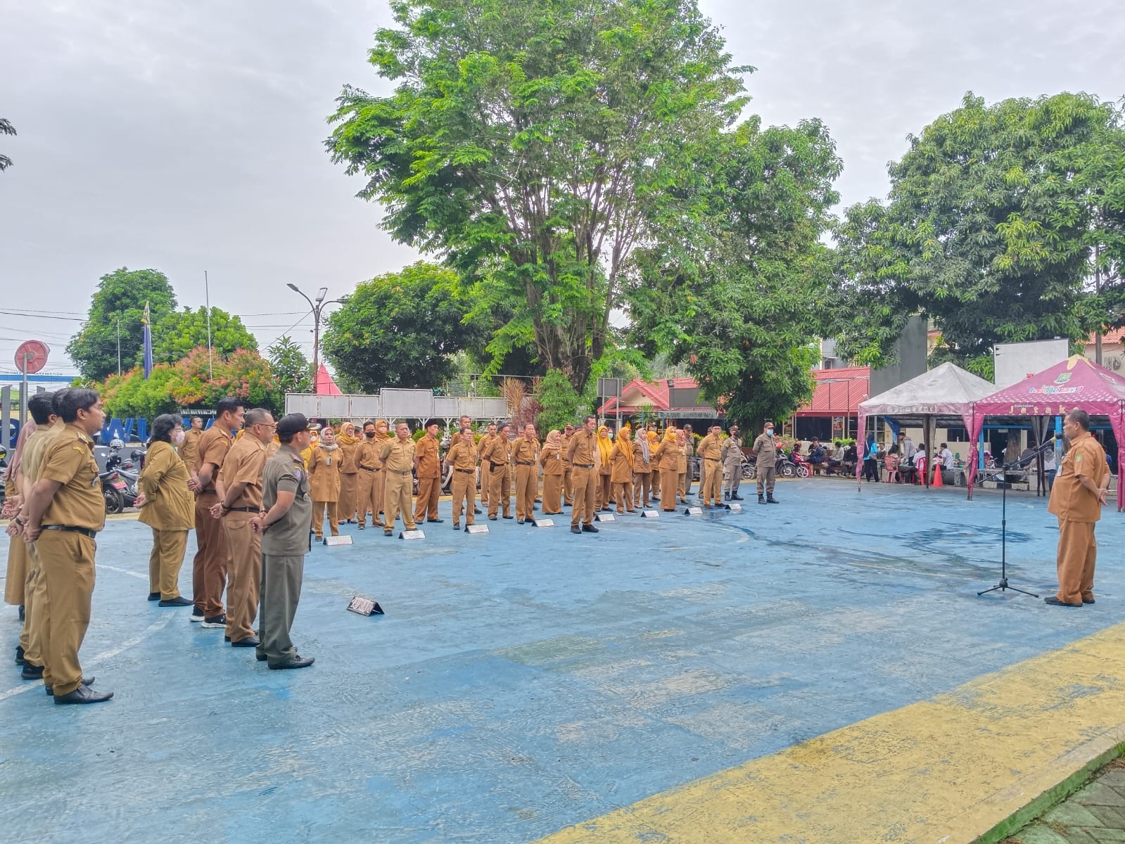 Giat apel senin pagi di lingkup OPD Kecamatan Jatiuwung dipimpin oleh Sekcam Jatiuwung