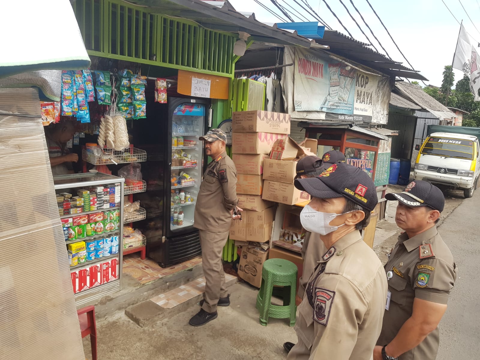 Giat Trantib Kecamatan Jatiuwung menindaklanjuti adanya laporan warga terkait adanya warung yang menyimpan dagangannya diatas trotoar karena mengganggu pejalan kaki