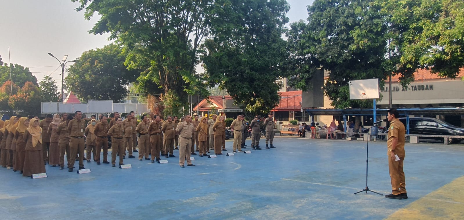 Giat apel senin pagi di lingkup OPD Kecamatan Jatiuwung dipimpin oleh Camat Jatiuwung