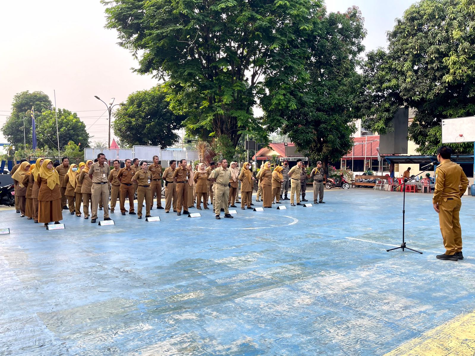 Giat Apel Senin Pagi Pegawai Kecamatan Jatiuwung di lapangan kantor Kecamatan Jatiuwung