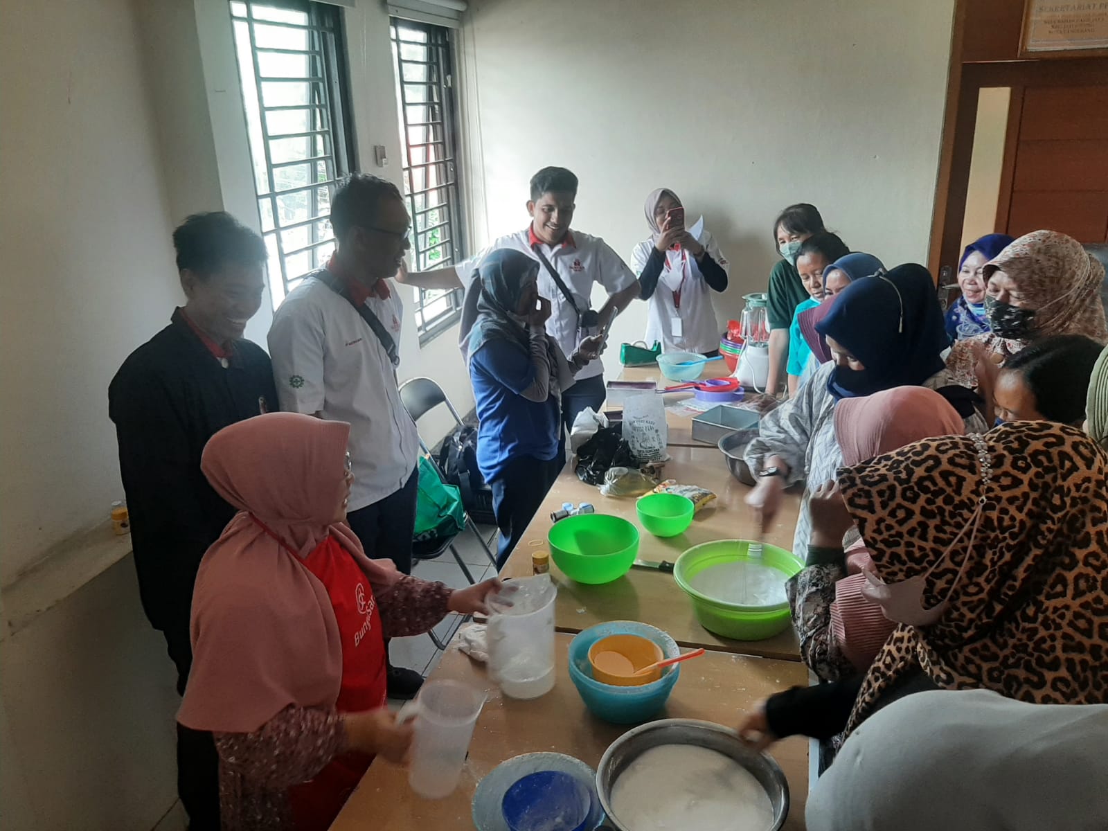 Giat CSR dari PT.Mayora Indah Tbk berupa pemberian pelatihan dan pembinaan pembuatan kue kering dan basah kepada para ibu di Kelurahan Pasir Jaya