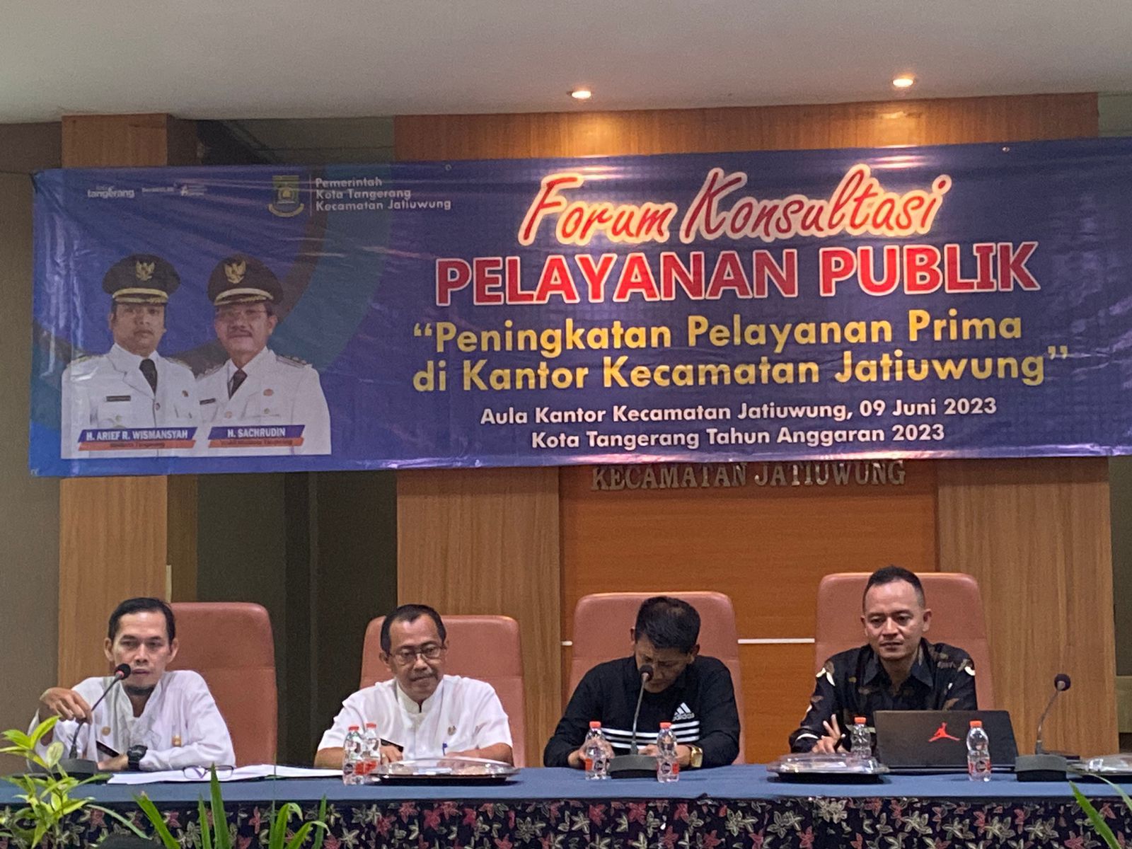 Forum Konsultasi Pelayanan Publik di aula Kecamatan Jatiuwung