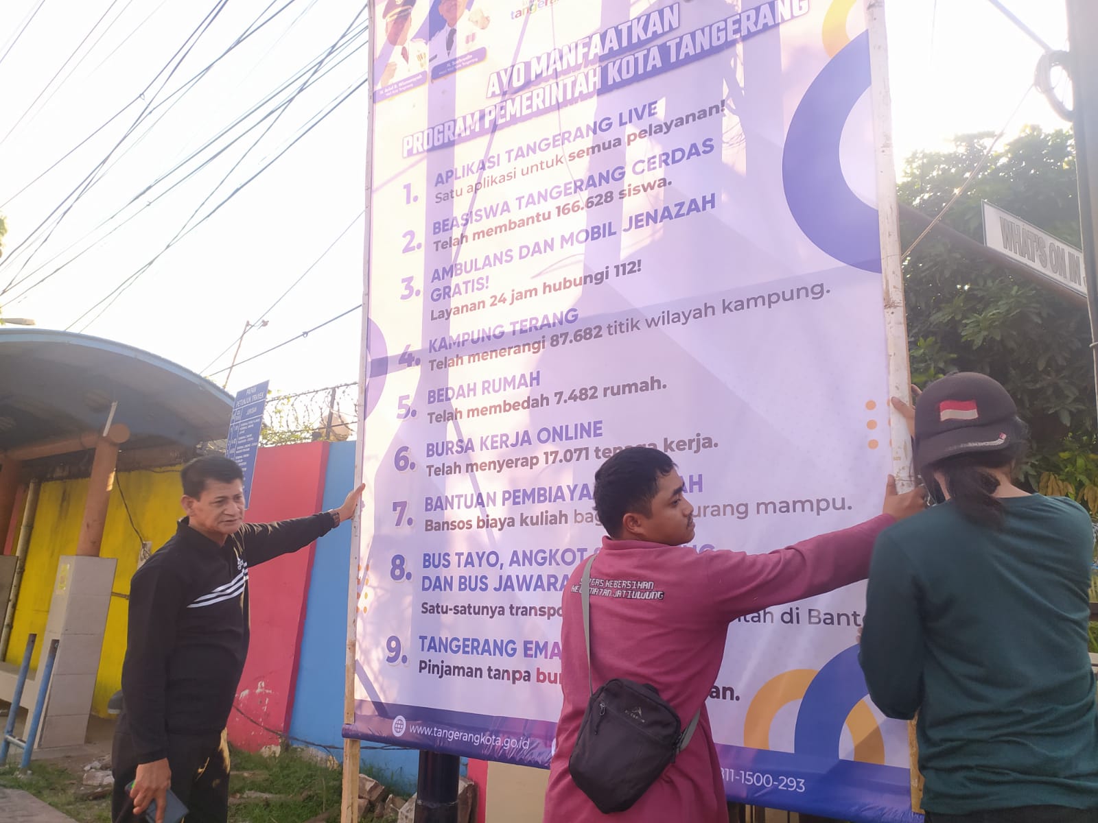 Pemasangan spanduk program pemerintah Kota Tangerang di Kantor Kecamatan Jatiuwung