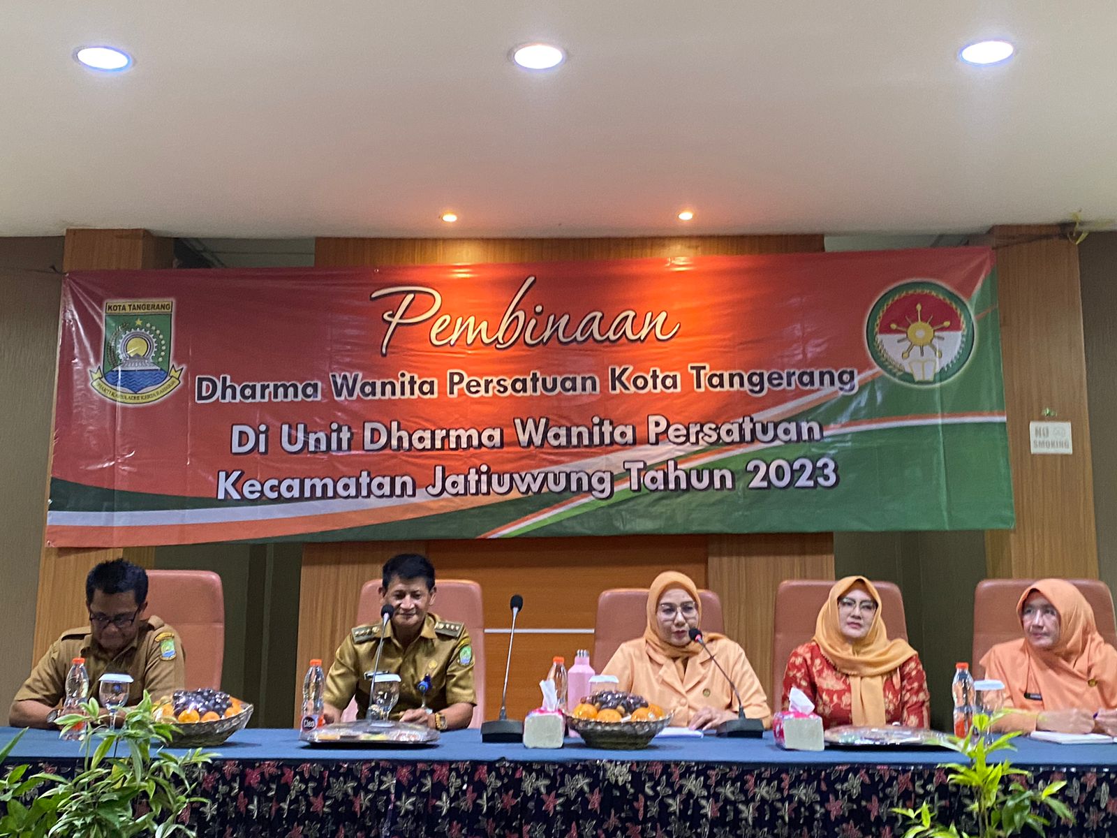 Giat pembinaan Dharma Wanita Persatuan Kota Tangerang di aula Kantor Kecamatan Jatiuwung