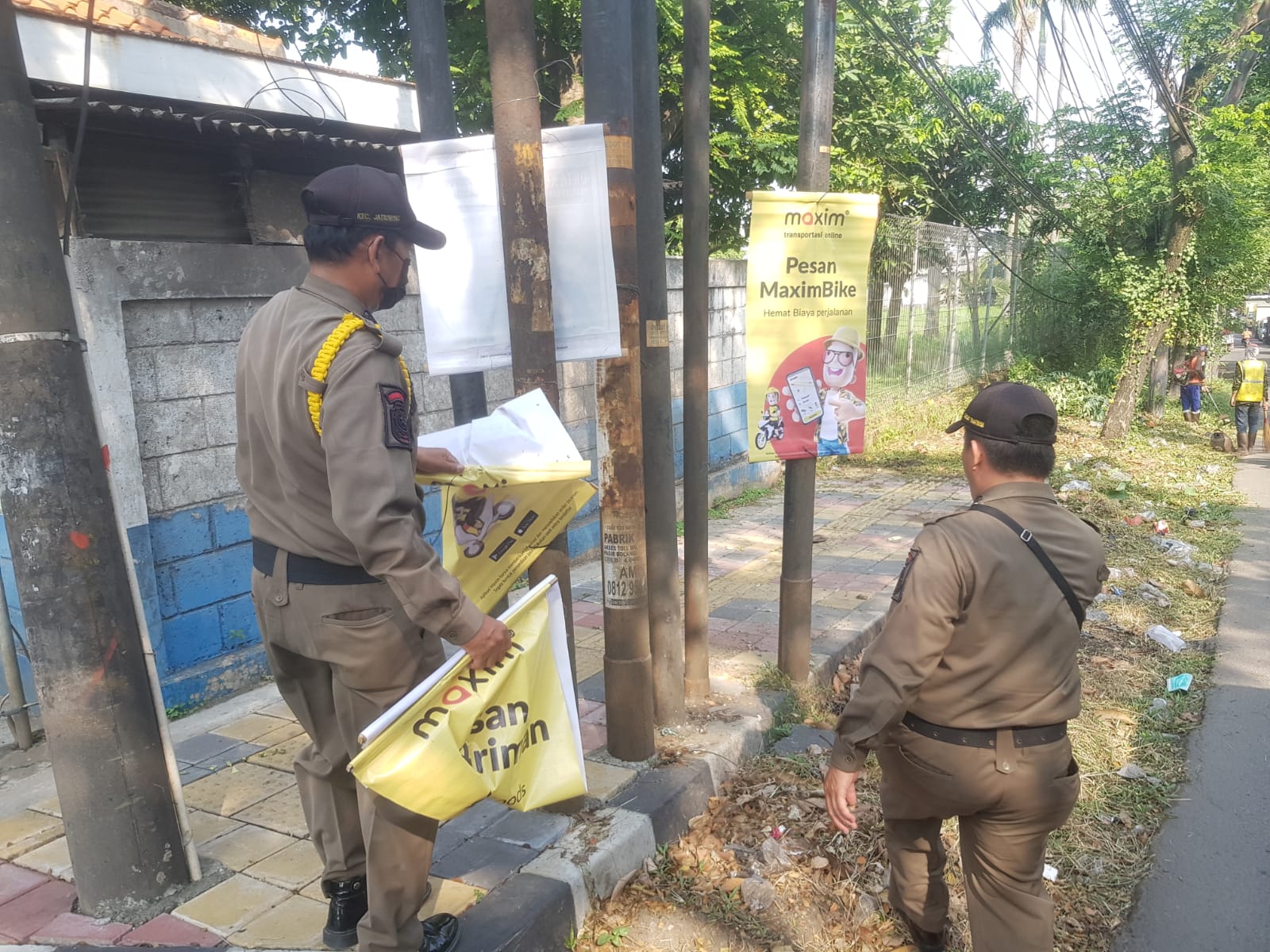 Penertiban spanduk tak berijin dan monitoring wilayah oleh Trantib Kec.Jatiuwung