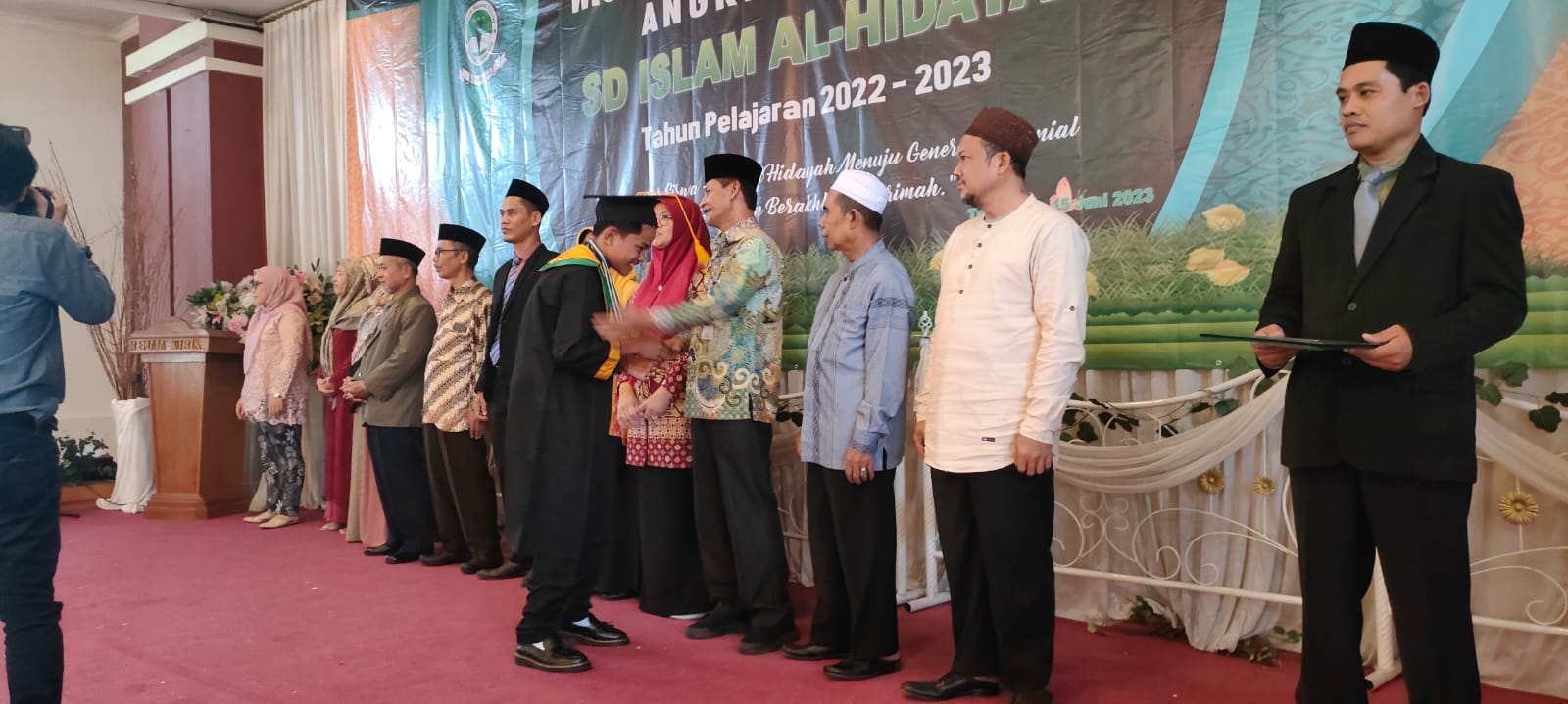 Camat Jatiuwung menghadiri acara wisuda Yayasan Hasanul Khuluq SD Islam Al-Hidayah