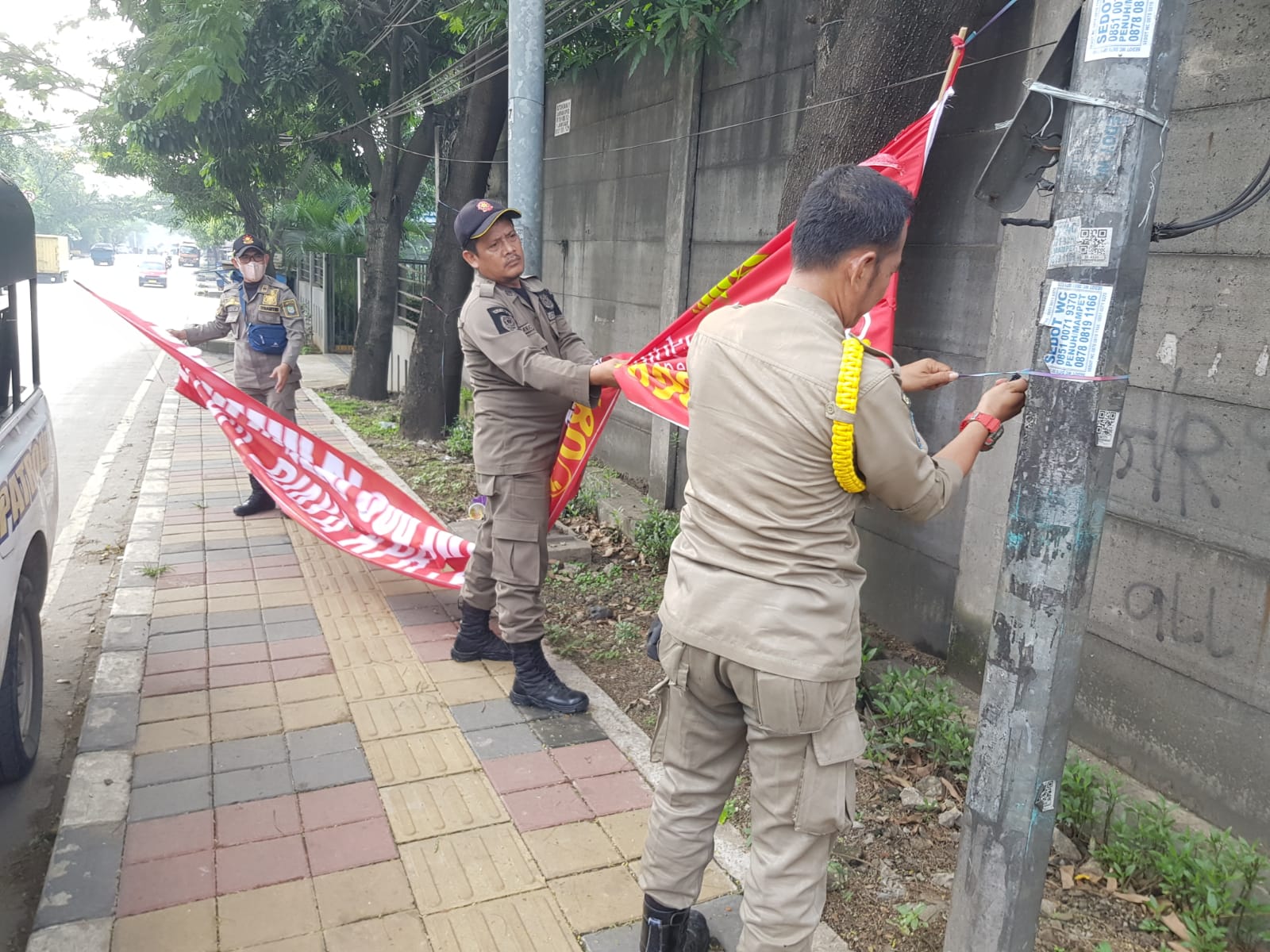 Trantib Kecamatan Jatiuwung menertibkan spanduk tak berijin dan monitoring wilayah