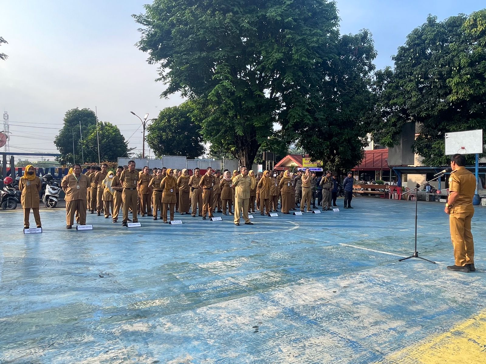 Giat apel senin pagi dipimpin oleh Camat Jatiuwung