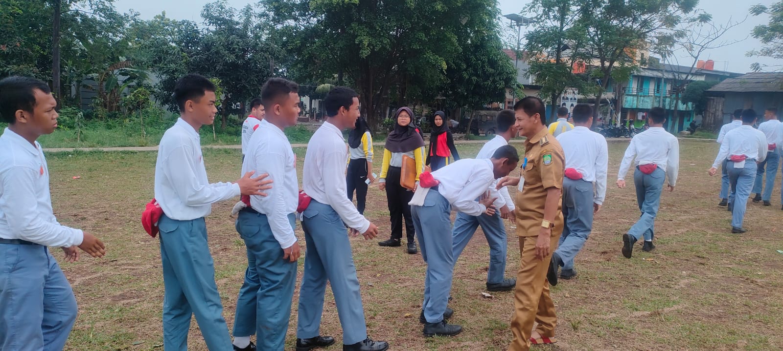 Camat Jatiuwung tinjau kondisi lapangan Gandasari dan pelatin tim capaskibra Kec.Jatiuwung