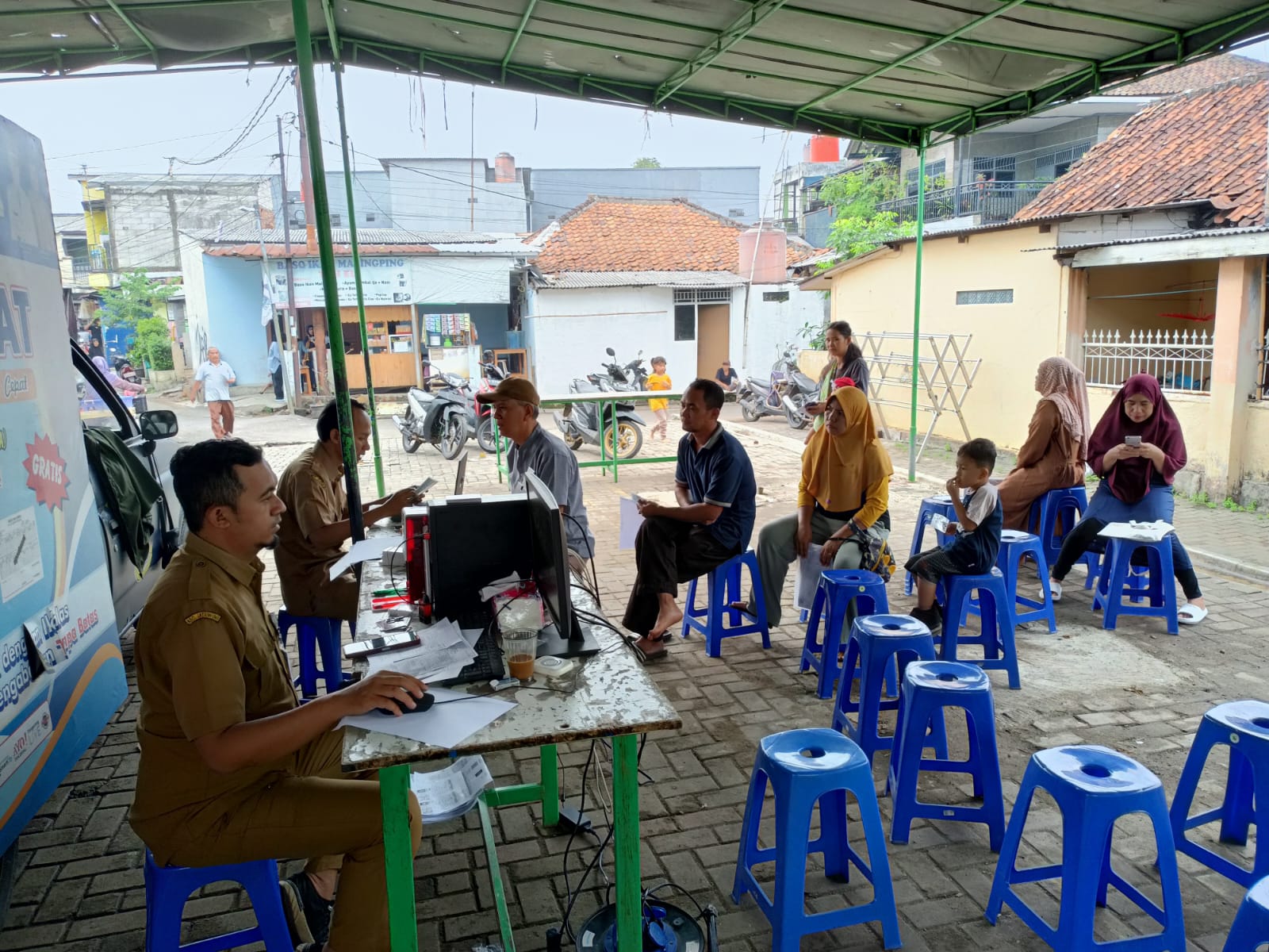 Pelayanan Keliling Adminduk (MERAPAT) di halaman masjid Al-Ikhlas RW 06 Kel.Keroncong