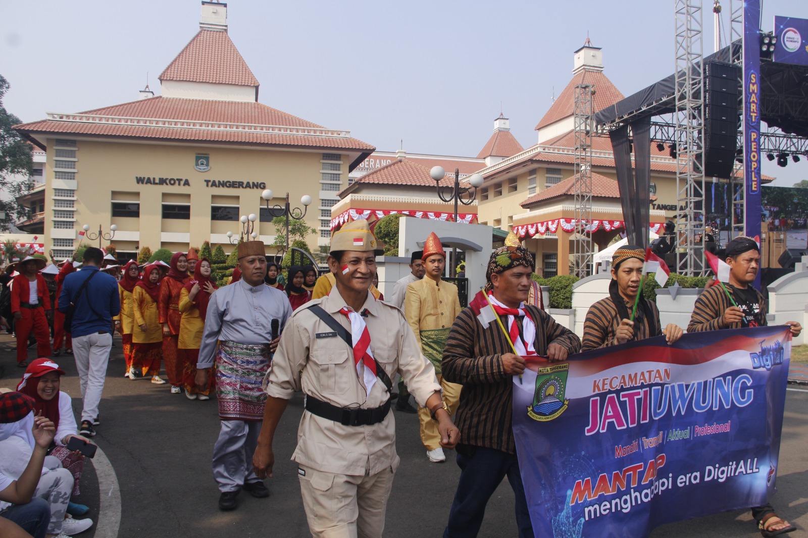 Mengikuti gerak jalan indah Digifest Tahun 2023