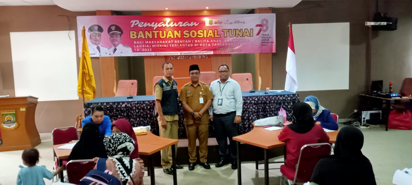 Sekcam Jatiuwung tinjau giat penyaluran Bantuan Sosial Tunai (BST) untuk masyarakat rentan, miskin/terlantar di wilayah Kecamatan Jatiuwung