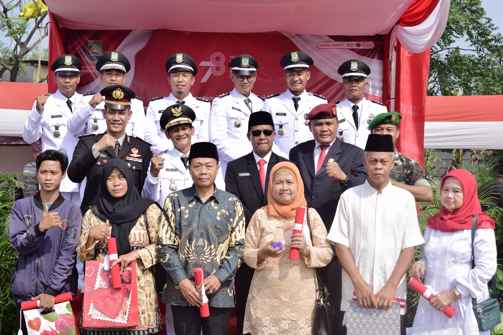 Penyerahan cinderamata bagi pegawai purna tugas dan pemberian hadiah pemenang rangkaian lomba HUT RI Ke-78