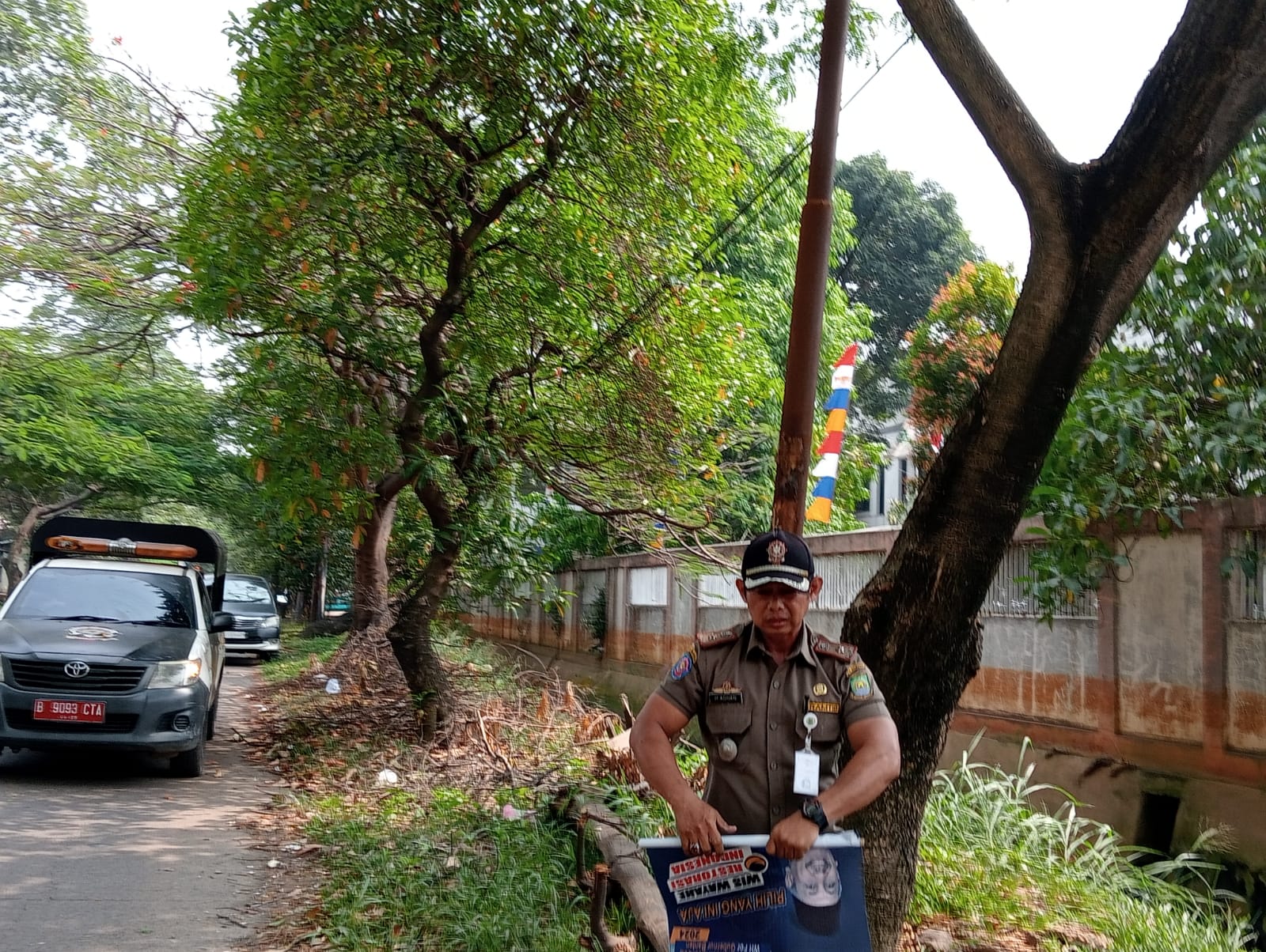 Giat Trantib Kecamatan Jatiuwung menertibkan spanduk liar tak berijin