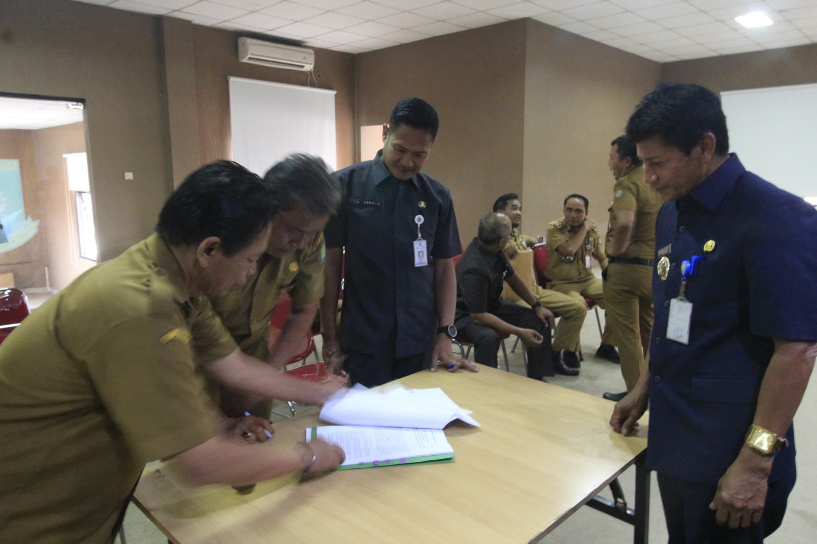 Giat penandatangan MoU untuk kegiatan Dana Alokasi Umum (DAU) Kelurahan dibidang sarana prasarana