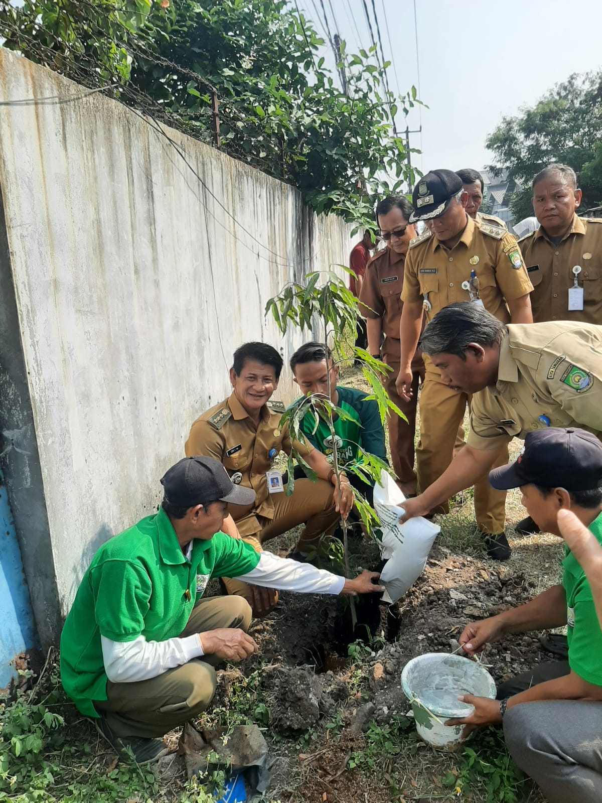 Camat Jatiuwung bersama warga tanam pohon untuk atasi polusi di wilayah Kelurahan Pasir Jaya