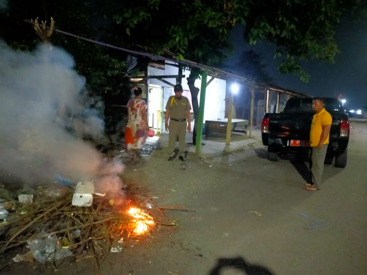 Giat Trantib Kecamatan Jatiuwung menindaklanjuti laporan warga yang terganggu akibat pembakaran sampah di wilayah RW 04 Kelurahan Keroncong