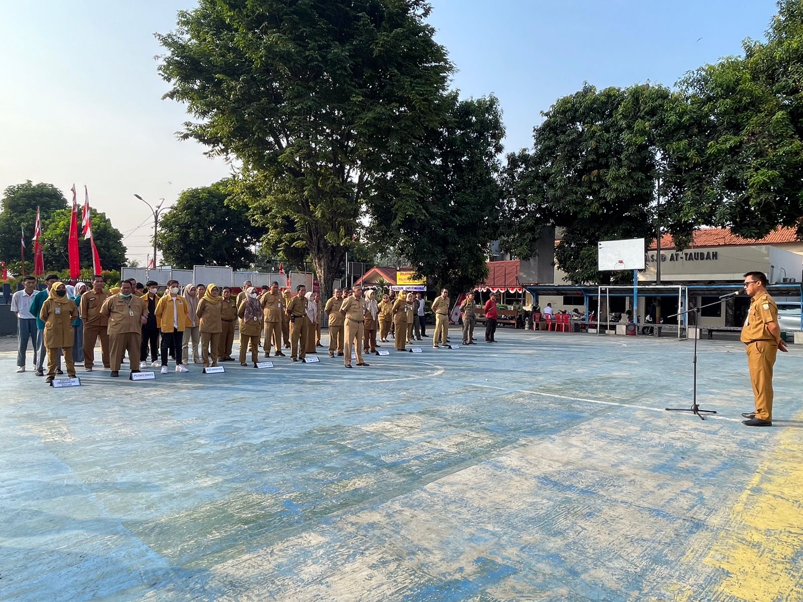 Giat apel senin pagi di lingkup OPD Kecamatan Jatiuwung dipimpin oleh Sekcam Jatiuwung