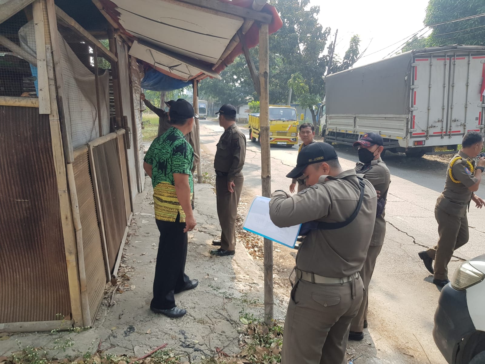 Trantib Kecamatan Jatiuwung melakukan pendataan bangunan disepanjang bantaran kali ledug Kelurahan Keroncong