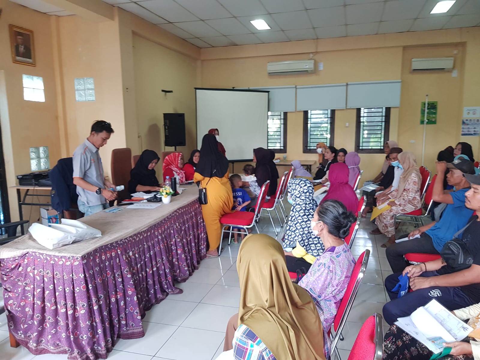 Pembagian bansos BPNT PKH Triwulan 3 TA 2023 di Kelurahan Alam Jaya