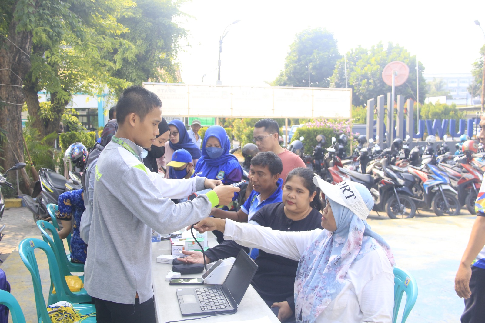 Dinas Kesehatan Kota Tangerang menyelenggarakan kegiatan Peningkatan Kebugaran bagi pegawai Kecamatan Jatiuwung