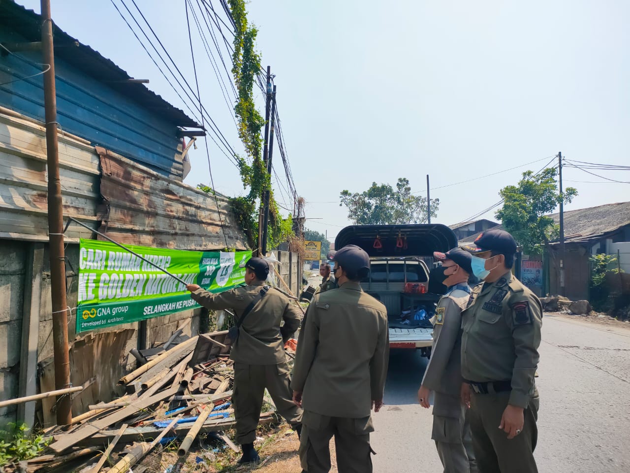 Giat Trantib Kecamatan Jatiuwung menertibkan spanduk liar tak berijin dan monitoring wilayah