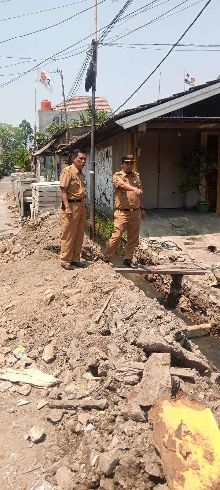 Monitoring pembangunan drainase di wilayah Kelurahan Alam Jaya RW 08  Pondok Alam melalui program Dana Alokasi Umum (DAU) TA 2023