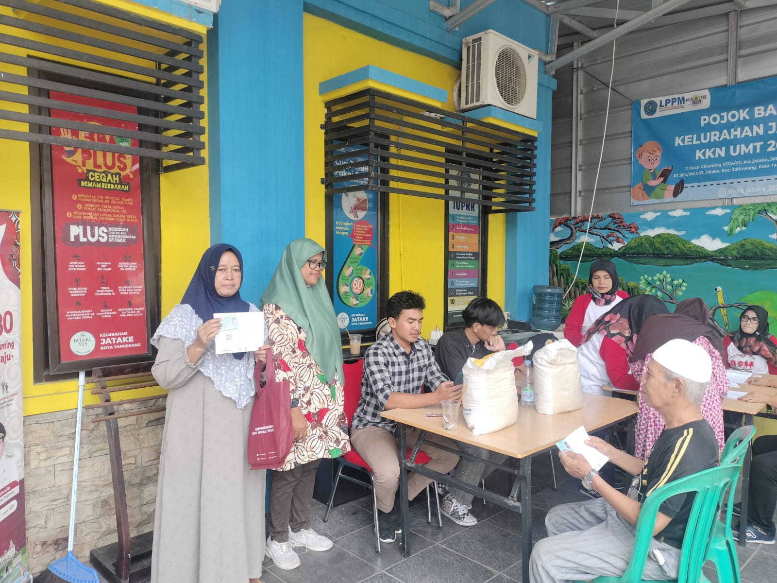 Giat penyaluran beras cadangan dari pemerintah bagi masyarakat