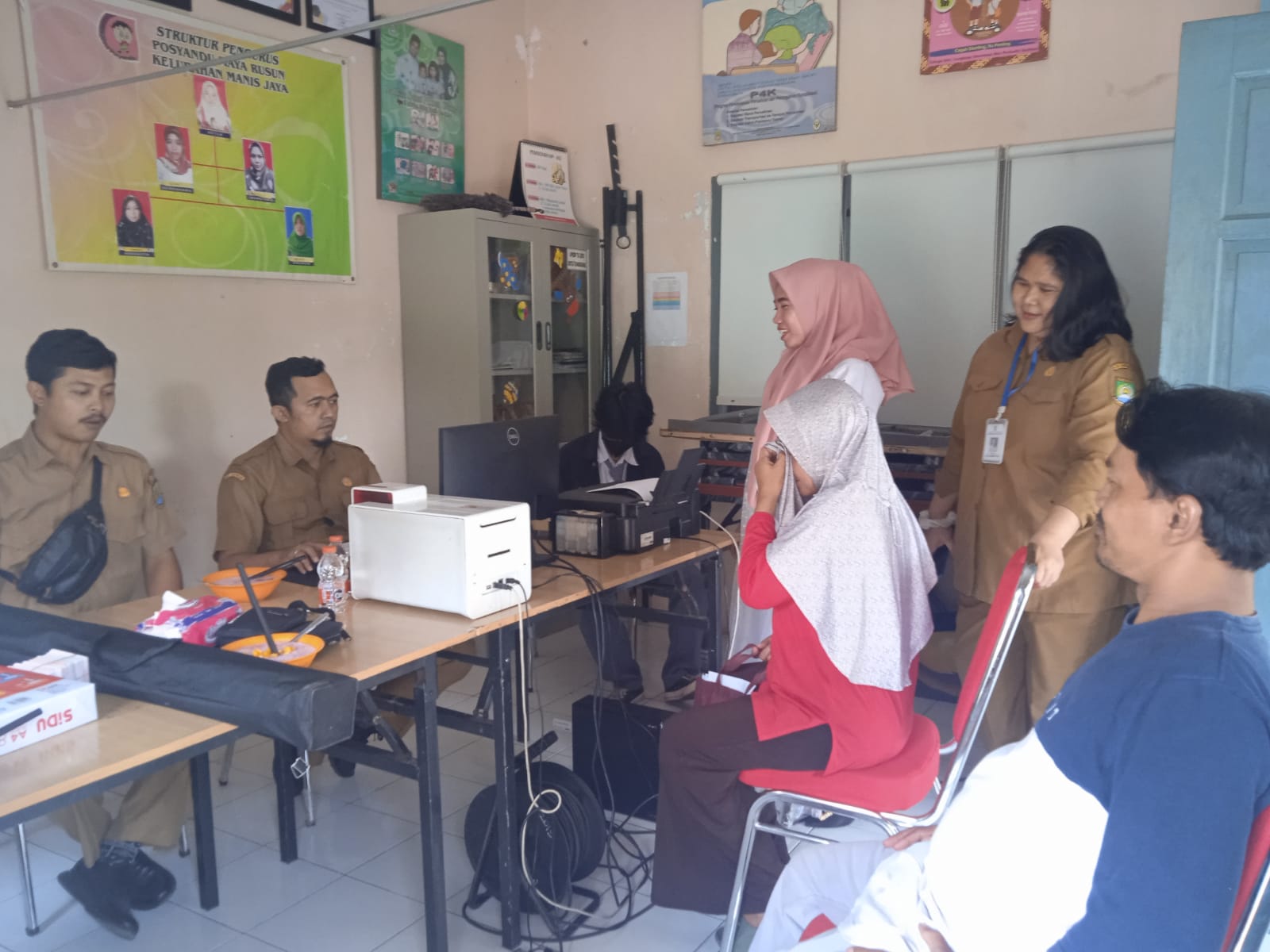 Giat pelayanan keliling wara-wiri kampung administrasi kependudukan di halaman kantor Kelurahan Gandasari dan Posyandu Maya Kelurahan Manis Jaya