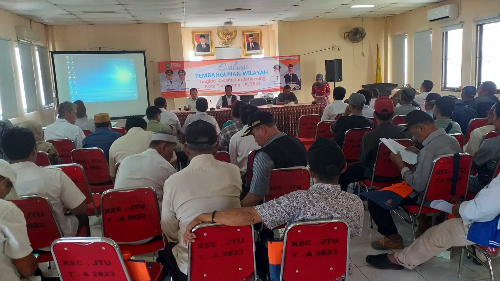 Kegiatan evaluasi dan pembinaan ekonomi pembangunan untuk kelompok masyarakat di aula kantor kelurahan Keroncong