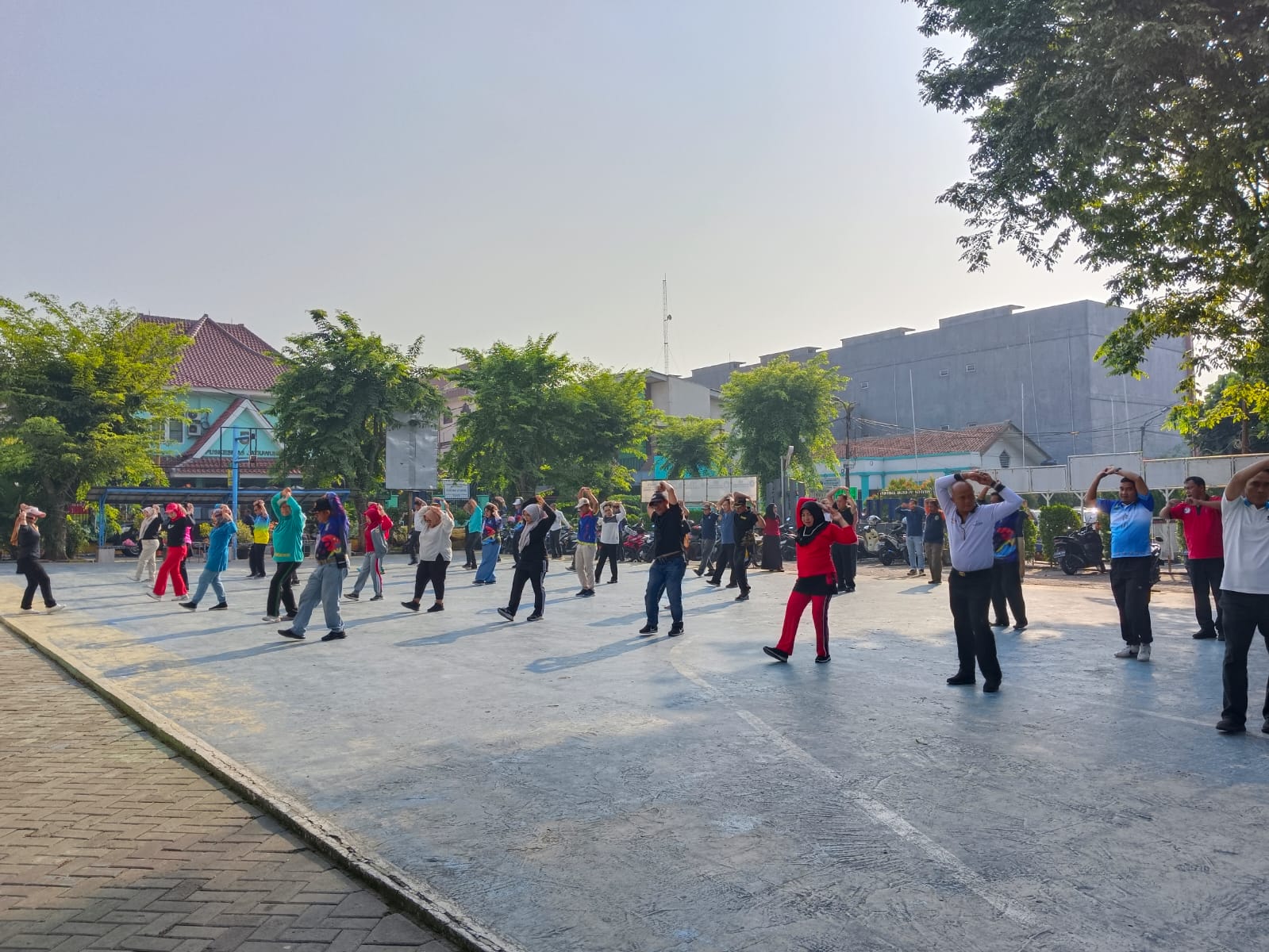 Tingkatkan kebugaran tubuh, pegawai Kecamatan Jatiuwung melaksanakan senam pagi bersama