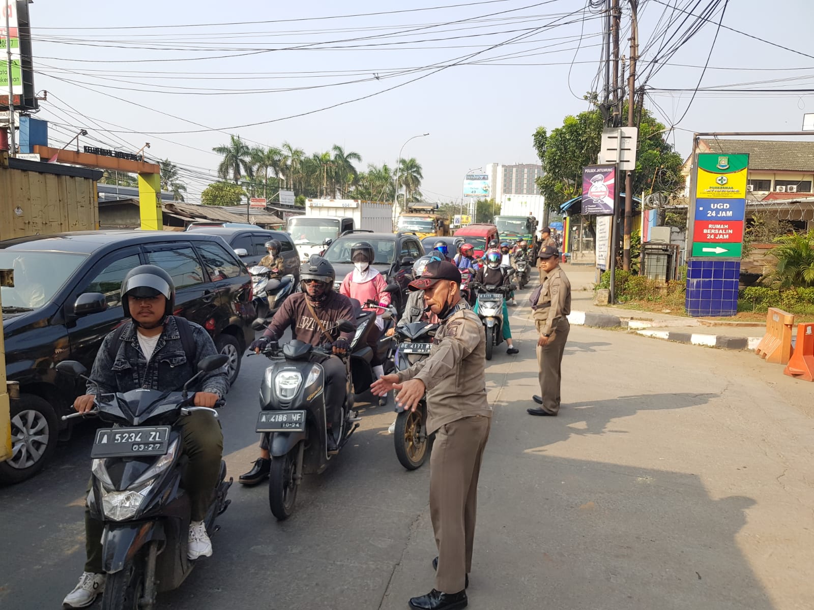 Giat Trantib Kecamatan Jatiuwung mengurai kemacetan di Jl.Gatot Subroto