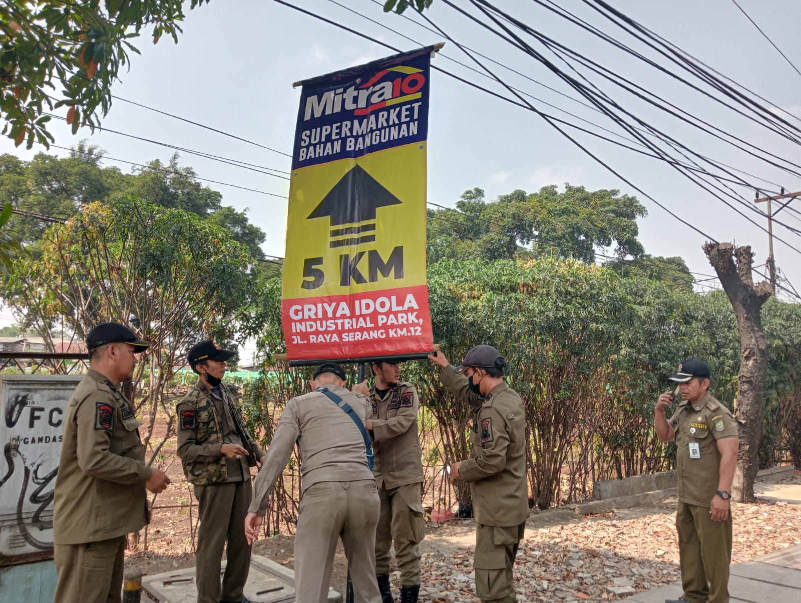 Giat Trantib Kecamatan Jatiuwung menertibkan spanduk liar tak berijin