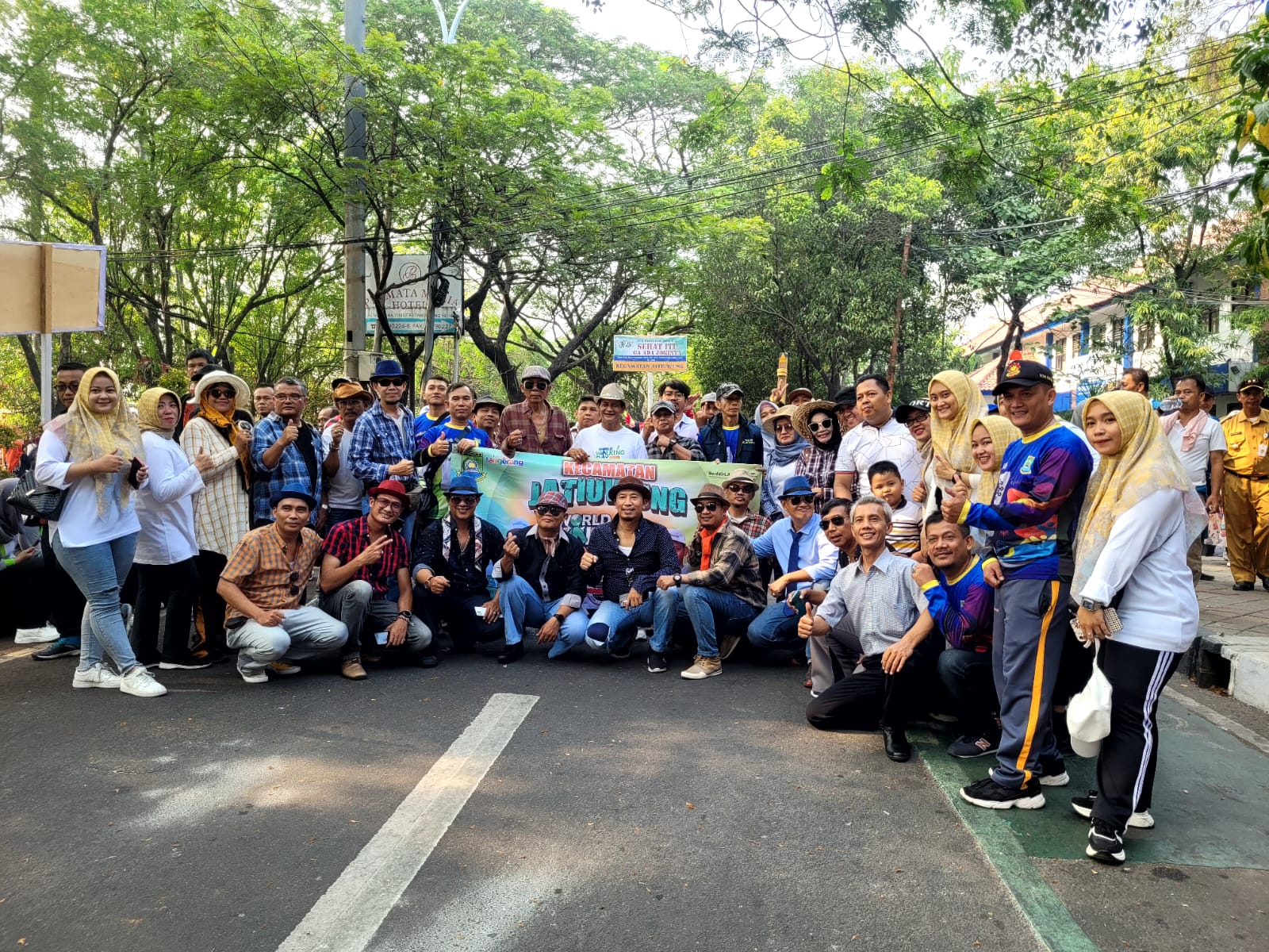 Kecamatan Jatiuwung meriahkan acara World Walking Day 2023 di Tugu Adipura