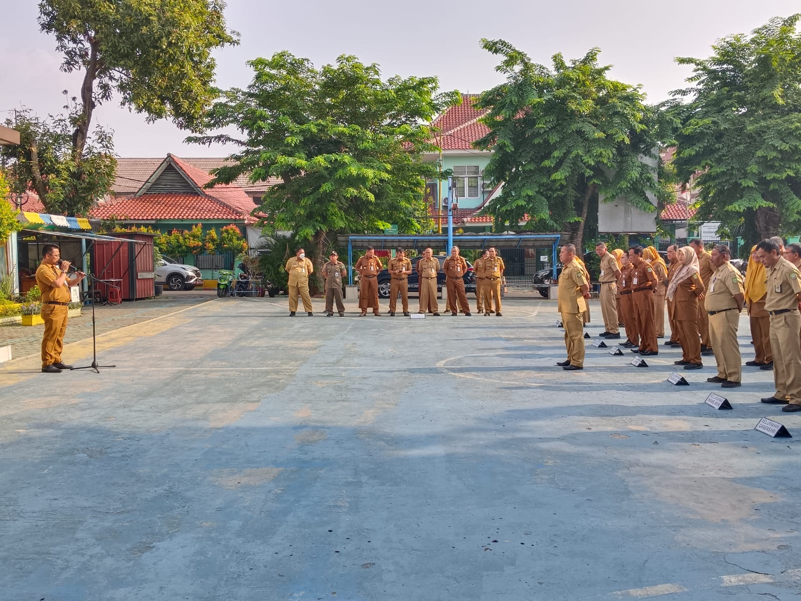 Sekcam Jatiuwung bertindak sebagai pembina apel senin pagi lingkup OPD Kecamatan Jatiuwung