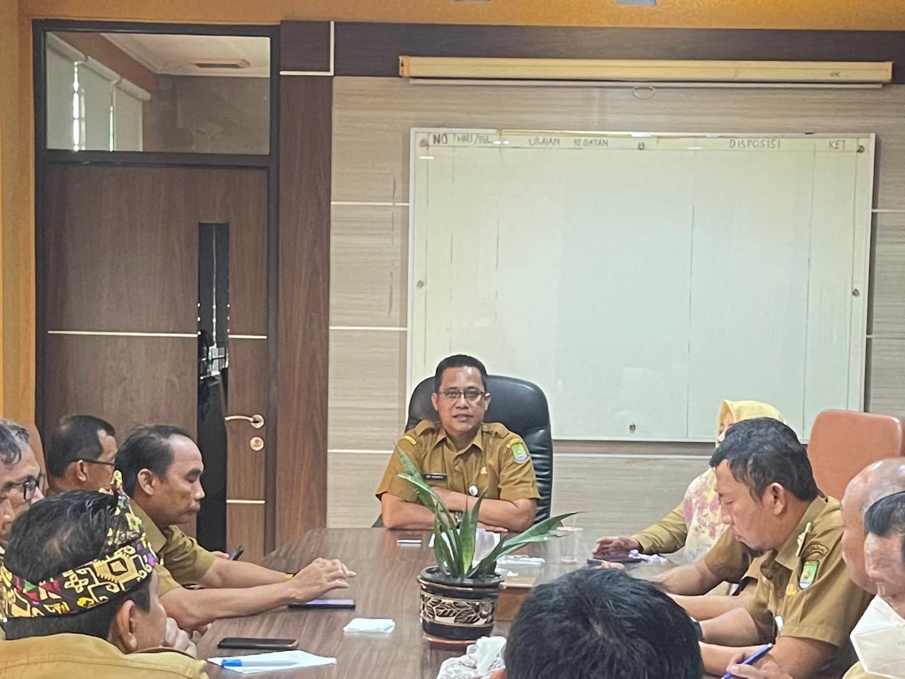 Sekcam Jatiuwung pimpin rapat koordinasi terkait evaluasi dan rencana kegiatan kewilayahan.