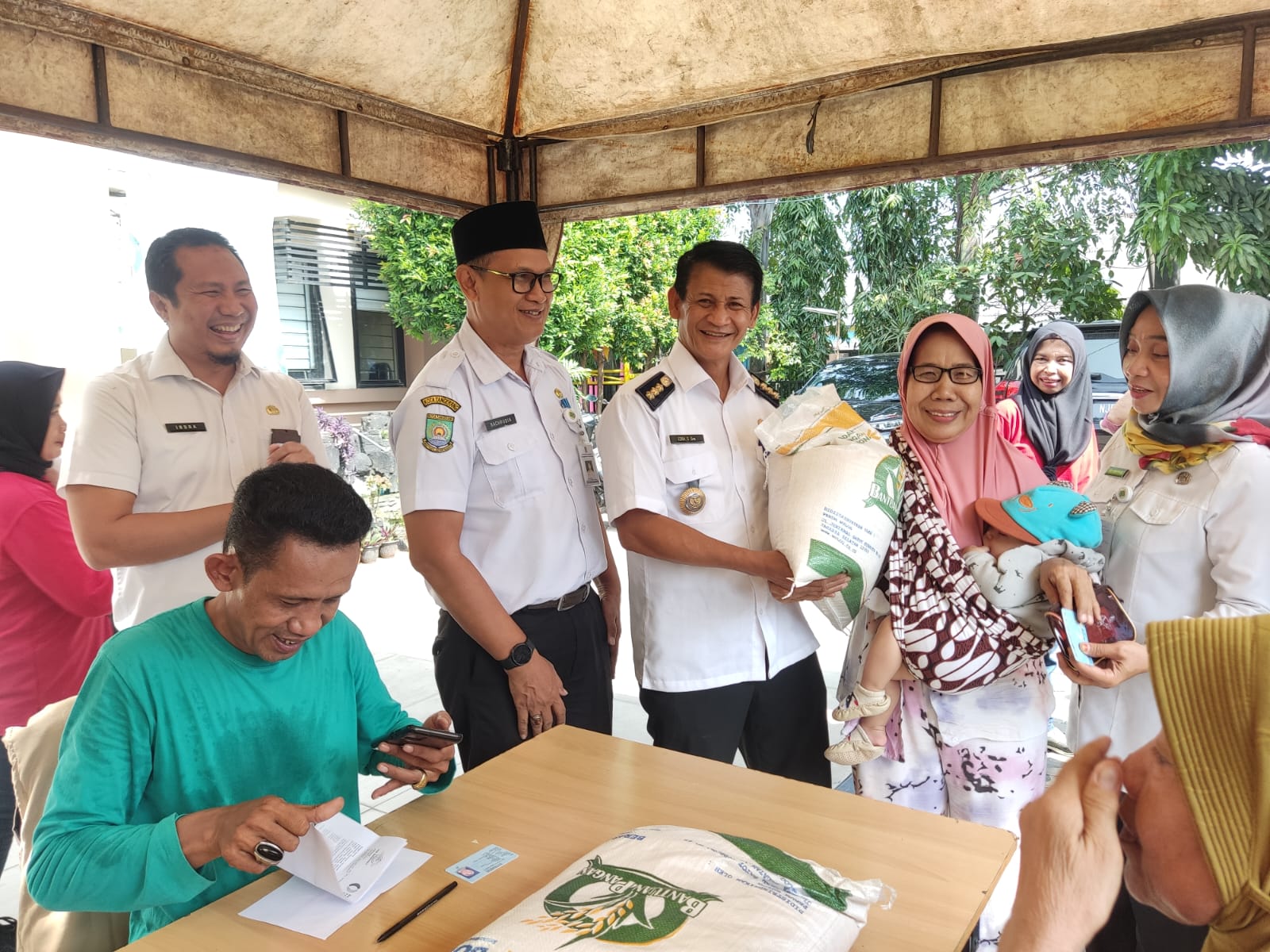 Penyaluran Bantuan Sosial Berupa Beras di wilayah Kecamatan Jatiuwung