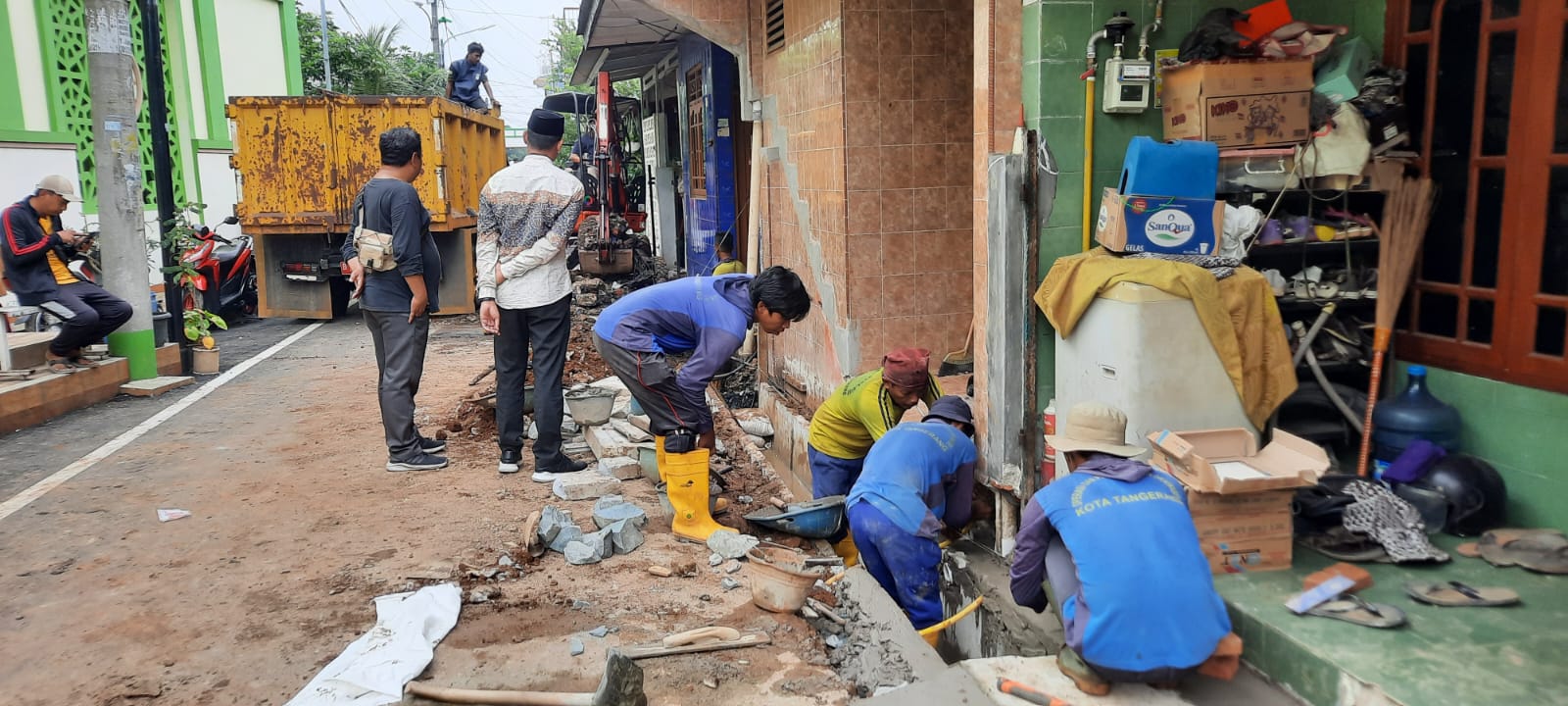 Meninjau lokasi pekerjaan pembangunan drainase di RT.02 / RW.03 Keroncong