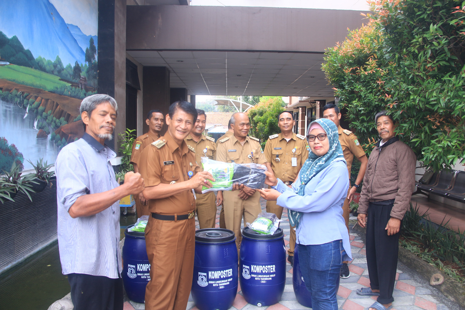 Camat Jatiuwung memberikan alat komposter dan bibit tanaman untuk kelurahan di wilayah Kecamatan Jatiuwung