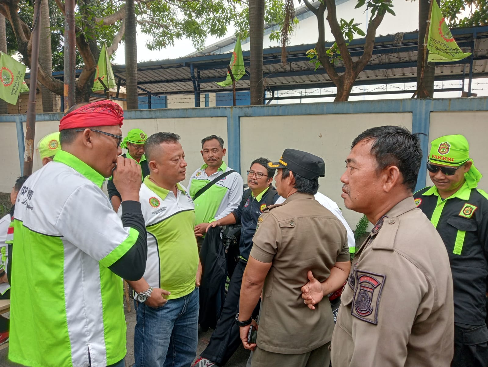 Giat Trantib Kecamatan Jatiuwung mengamankan aksi solidaritas buruh pabrik APP di Kel.Pasir Jaya