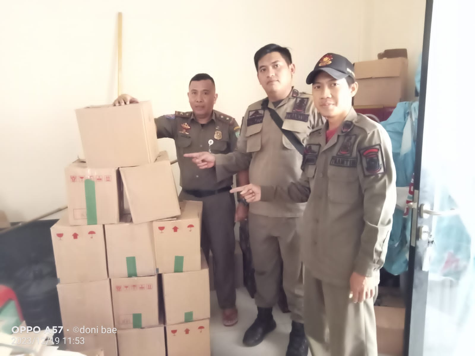 Penyerahan Ratusan Botol Miras Kepada Satpol PP Kota Tangerang